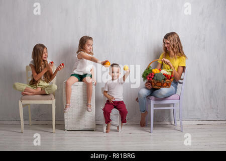 Kinder mit gesunder Ernährung frisches Gemüse Tomaten, Brokkoli mit Zitrone Pfeffer, Meerrettich Stockfoto