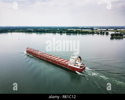 Frachtschiff in der Nähe des Hafens von Montreal am St. Lawrence River Stockfoto