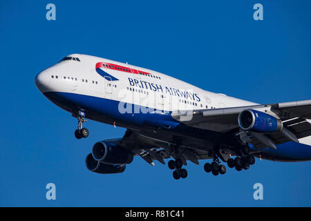 British Airways Boeing 747 Jumbo Jet gesehen der Landung am Flughafen London Heathrow LHR/EGLL in England. Das Flugzeug ist eine Boeing 747-400 mit der Registrierung G-BYGB, es mit 4 RR RB ausgestattet ist. 211 Motoren und seine Fliegen seit Januar 1999. British Airways betreibt 35 Boeing 747 Flugzeug Typ, alle werden von 2024 in den Ruhestand versetzt. BA oder BAW ist Mitglied der oneworld-Allianz der Luftfahrt. Stockfoto