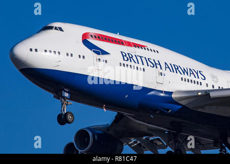 British Airways Boeing 747 Jumbo Jet gesehen der Landung am Flughafen London Heathrow LHR/EGLL in England. Das Flugzeug ist eine Boeing 747-400 mit der Registrierung G-BYGB, es mit 4 RR RB ausgestattet ist. 211 Motoren und seine Fliegen seit Januar 1999. British Airways betreibt 35 Boeing 747 Flugzeug Typ, alle werden von 2024 in den Ruhestand versetzt. BA oder BAW ist Mitglied der oneworld-Allianz der Luftfahrt. Stockfoto