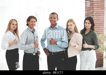Erfolgreiche multinationale Business Team mit Daumen hoch Stockfoto