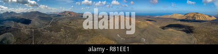 Luftaufnahme von Timanfaya, Nationalpark, Caldera Blanca, Panoramablick auf Vulkane, Berge, Gelände, wilde Natur, Lanzarote, Kanaren, Spanien Stockfoto