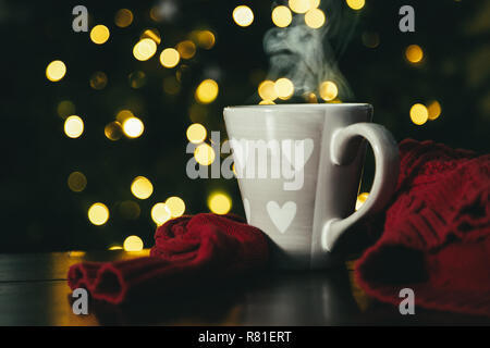Heiße Schokolade mit Marshmallows vor Weihnachtsbaum Stockfoto