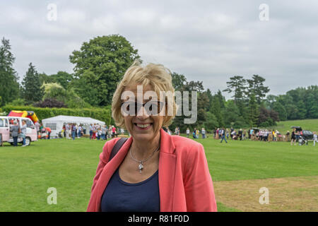 Der konservative Abgeordnete Andrea Leadsom, legere Kleidung, nachdem sie gerade erst eröffnet einen lokalen Dorffest; Courteenhall, Northamptonshire, Großbritannien Stockfoto