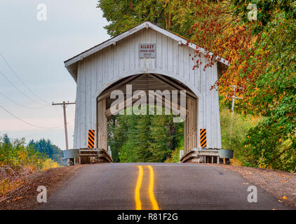 Scio, Oregon, USA - Oktober 6,2015: Die gilkey Covered Bridge, 1939 erbaut und 1998 renoviert und Kreuze Thomas Bach in ländlichen Linn County oder Stockfoto