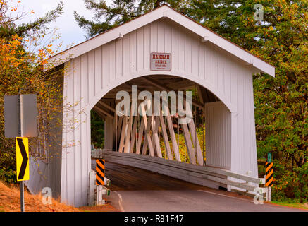 Scio, Oregon, USA - Oktober 6,2015: Die Oregon Hannah Covered Bridge Thomas Bach in Osage County überquert in der Nähe der Stadt von Scio und 1936 gebaut. Stockfoto