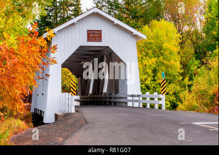 Scio, Oregon, USA - Oktober 6,2015: Herbst Farben hinzufügen einen schönen Kontrast zu den historischen Hoffman Covered Bridge. Erbaut im Jahre 1936 ist es in der Nähe von Scio entfernt, Stockfoto