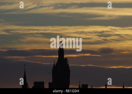 Der Glockenturm der Union Street, Aberdeen Mautstelle und Sheriff Court Silhouette bei Sonnenuntergang. Viktorianische Gotik, Schottland, Großbritannien. Stockfoto