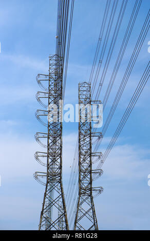 Hohe Spannung der Kraftübertragung Türme auf und blauer Himmel. Stockfoto