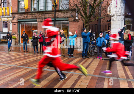 Burlington, Vermont/USA - Dezember 2,2018: die Unschärfe der Läufer als Santa Claus 5 km für Nächstenliebe in der Stadt angezogen Stockfoto