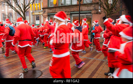 Burlington, Vermont/USA - Dezember 2,2018: die Unschärfe der Läufer als Santa Claus 5 km für Nächstenliebe in der Stadt angezogen Stockfoto