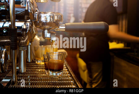 Cappuccino von Kaffeemaschine, Nahaufnahmen. Stockfoto