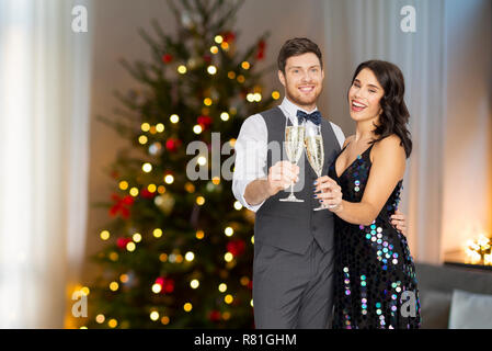 Paar mit Champagner Gläser Weihnachtsfeier Stockfoto