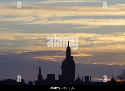 Der Glockenturm der Union Street, Aberdeen Mautstelle und Sheriff Court Silhouette bei Sonnenuntergang. Viktorianische Gotik, Schottland, Großbritannien. Stockfoto