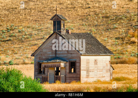 Aufgegeben, woodend ein Zimmer schulhaus in ländlichen Oregon. Stockfoto