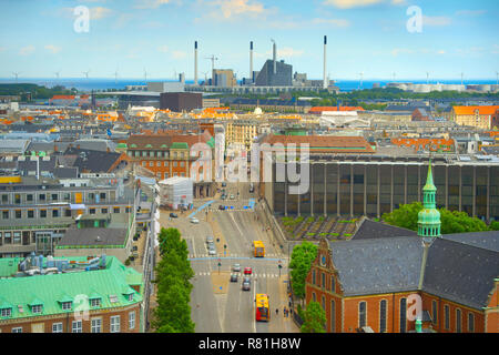 Antenne Skyline von Kopenhagen mit industriellen Fabrik im Hintergrund. Dänemark Stockfoto