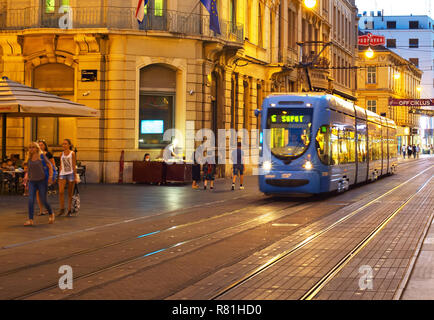 ZAGREB, KROATIEN - 24. AUGUST 2017: Straßenbahn auf die Altstadt von Zagreb. Zagreb ist die Hauptstadt von Kroatien. Stockfoto