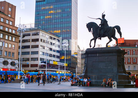 ZAGREB, KROATIEN - 24. AUGUST 2017: Menschen bei Ban Jelacic Denkmal auf dem zentralen Platz der Stadt von Zagreb. Das älteste Gebäude war hier in 182 gebaut Stockfoto