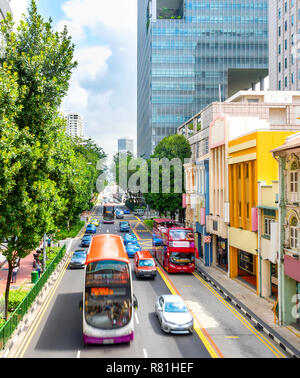 Ansicht des Verkehrs auf Singapur city street mit modernen, farbenfrohen Architektur Stockfoto