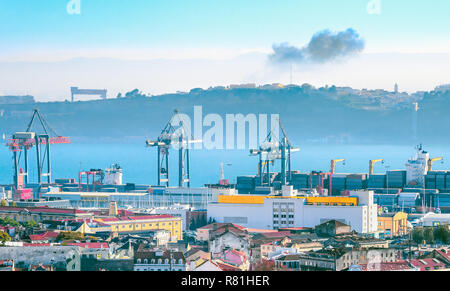 Panorama von Lissabon mit Fracht Krane und Cargo Container im Hafen durch den Fluss Tejo, Stockfoto