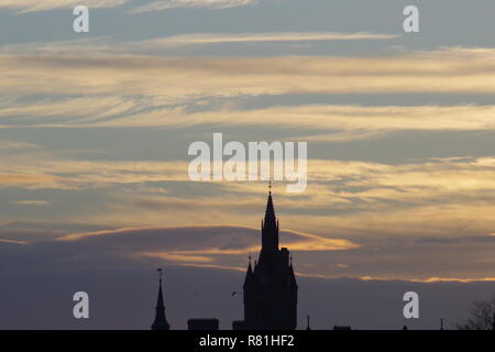 Der Glockenturm der Union Street, Aberdeen Mautstelle und Sheriff Court Silhouette bei Sonnenuntergang. Viktorianische Gotik, Schottland, Großbritannien. Stockfoto