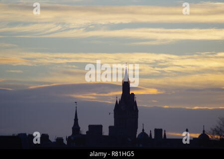 Der Glockenturm der Union Street, Aberdeen Mautstelle und Sheriff Court Silhouette bei Sonnenuntergang. Viktorianische Gotik, Schottland, Großbritannien. Stockfoto