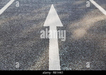 Nahaufnahme der Pfeil Fahrbahn markierungen auf Asphalt Stockfoto