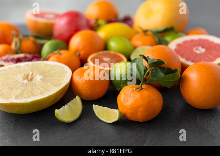 Nahaufnahme der Zitrusfrüchte auf steinernen Tisch Stockfoto