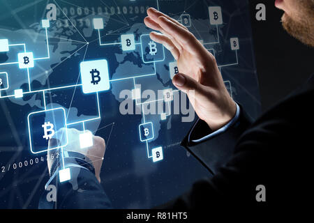 Nahaufnahme der Geschäftsmann mit bitcoin block Kette Stockfoto