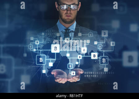Nahaufnahme der Geschäftsmann mit bitcoin block Kette Stockfoto