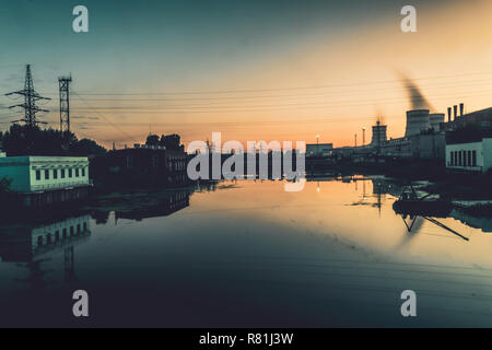 Dawn auf dem Fluss anlage Wasserkraftwerke Stockfoto