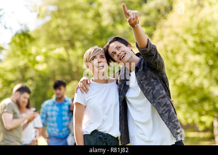 Happy teenage Paar umarmen am Sommer, Park Stockfoto