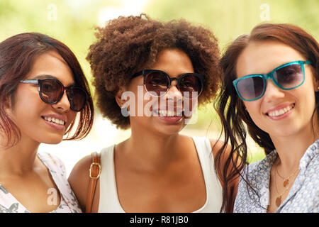 Glückliche junge Frauen in Sonnenbrille im Freien Stockfoto