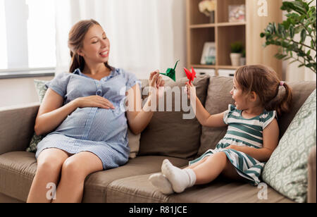 Schwangere Mutter und Tochter mit Kran origami Stockfoto