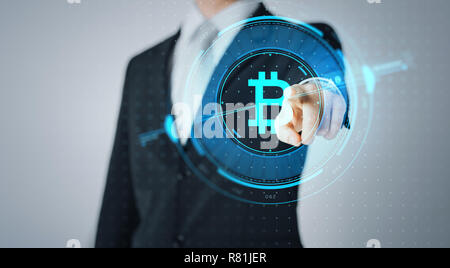 Nahaufnahme der Geschäftsmann mit bitcoin Hologramm Stockfoto