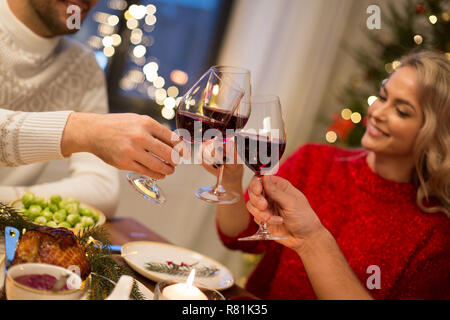 In der Nähe von Freunden, mit Wein feiern Weihnachten Stockfoto