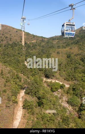 Blick von der Ngong Ping 360-Seilbahn Sessellift des Tian Tan Buddha, Ngong Ping, Lantau Island, Hongkong, China. Stockfoto