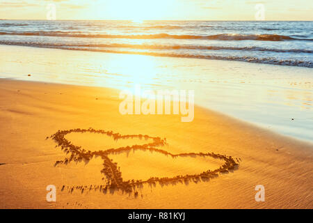 Valentines Tag an sonnigen Strand. Zwei Herzen in den Sand gezeichnet, liebe Konzept Stockfoto