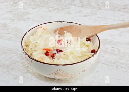 Gehackten Kohl, in Salzlake eingelegt wurde. Sauerkraut ist nationalgericht der russischen, deutschen, estnischen, Polnische und Tschechische Küche Stockfoto