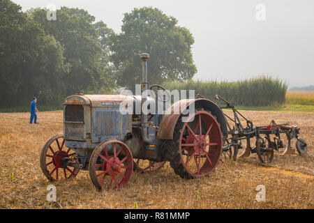 Ein Vintage amerikanischen Mcormick Traktor bei Dunsden pflügen übereinstimmen, UK, Vereinigtes Königreich Stockfoto