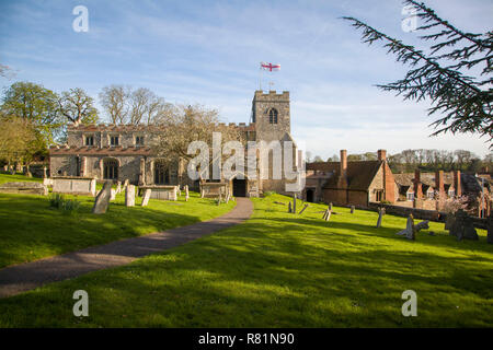Die Pfarrkirche St. Maria, der Jungfrau, und Armenhäuser in Ewelme, Oxfordshire, Stockfoto