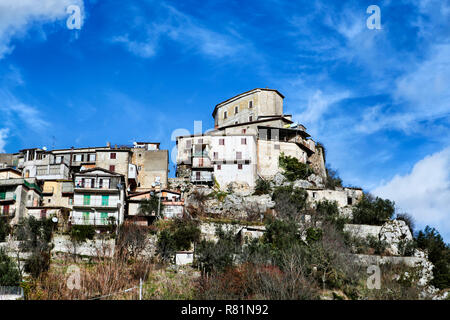 Landschaft des alten Dorfes von Castel di Tora eine schöne italienische Dörfer in der Region Latium - Italien Stockfoto