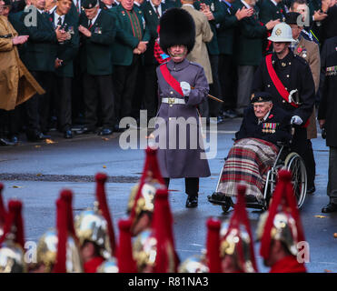 Die Königin, die von erfahrenen Mitgliedern der Königlichen Familie begleitet besucht die Erinnerung Tag der Parade am Ehrenmal auf dem 100. Jahrestag des Endes des Ersten Weltkriegs. Mit: Atmosphäre, Wo: London, Vereinigtes Königreich, wenn: 11. Nov. 2018 Credit: John rainford/WANN Stockfoto