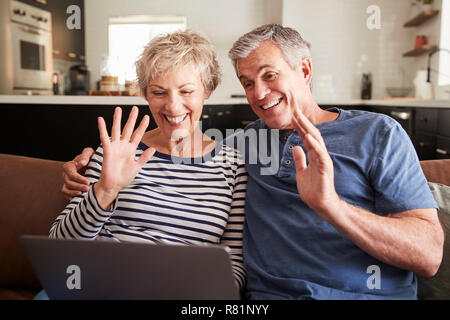 Senior paar Videotelefonate auf einem Laptop winken am Bildschirm Stockfoto
