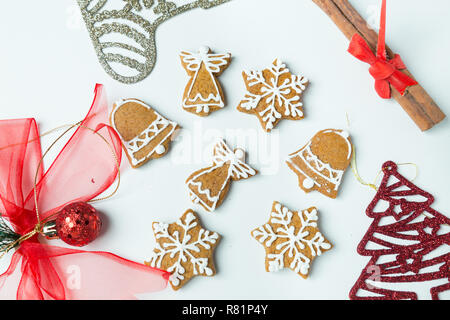 Gingerbread cookies, Bänder, Zimtstange, Kugel und Weihnachtsschmuck flach. Stockfoto