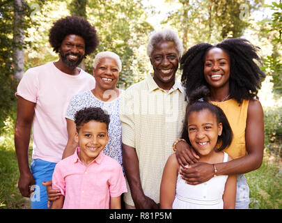 Multi-Generation schwarze Familie im Wald, bis Portrait schließen Stockfoto