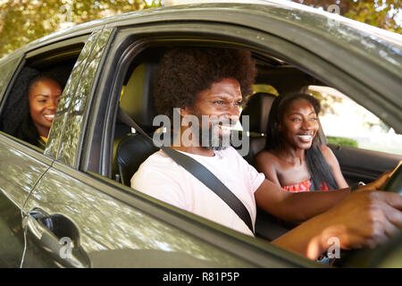 Schwarz nach Freunden im Auto während der Fahrt Stockfoto