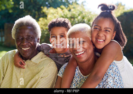 Senior schwarz Paar im Freien mit Enkelkindern, in der Nähe Stockfoto