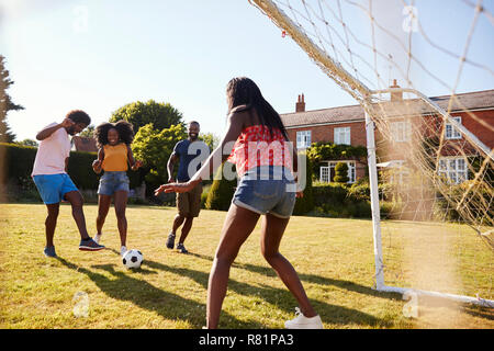 Zwei schwarze erwachsene Paare Fußball spielen im Garten Stockfoto