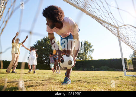 Vati speichern Ziel während der Multi generation Familie Fußball Spiel Stockfoto